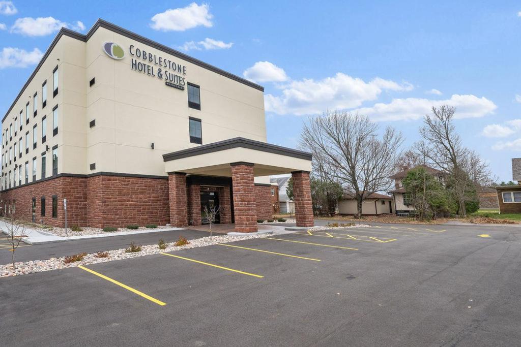 Cobblestone Hotel & Suites - Mosinee Buitenkant foto